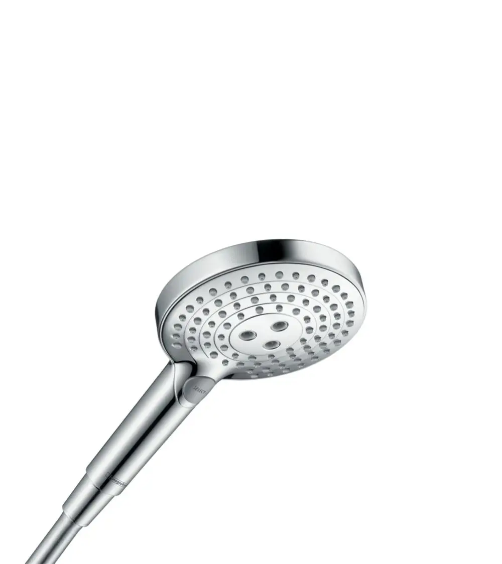 Hansgrohe Handbrause mit runder Kopfpartie und drei Strahlarten. Die Oberfläche ist glänzend, und die Düse hat mehrere Wasseröffnungen zur optimalen Sprühverteilung.